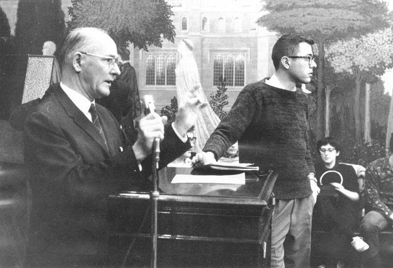 Young Bernie Sanders standing next to U. of C. President George Beadle at CORE meeting in 1962.