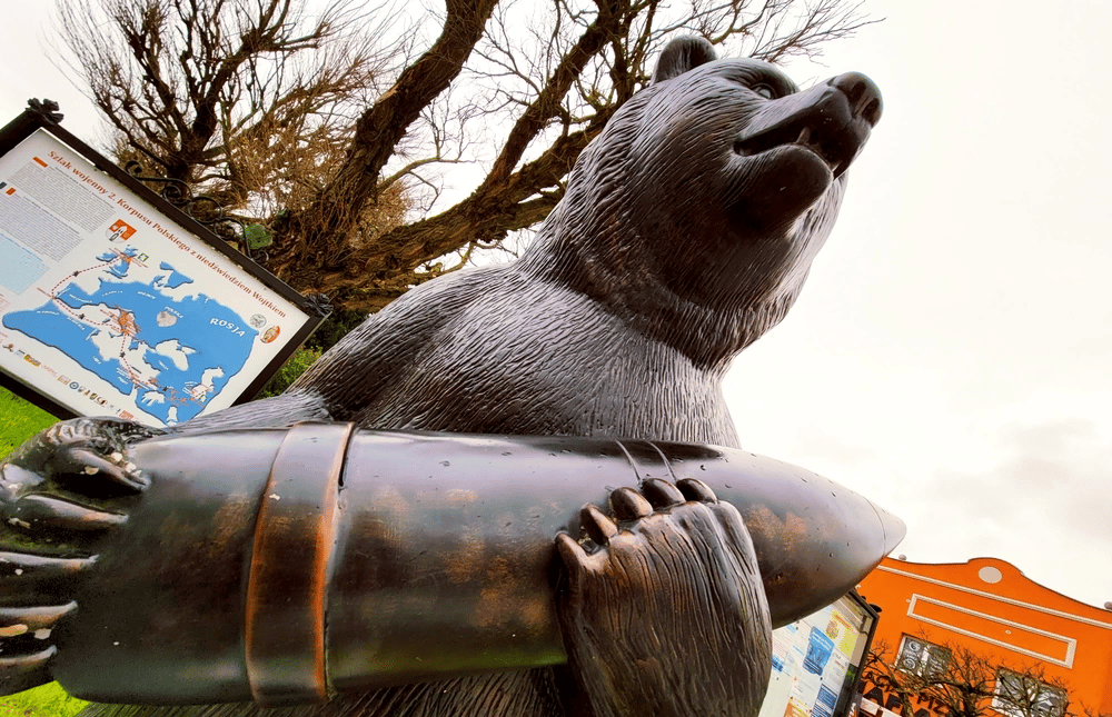 Statue remembering Wojtek